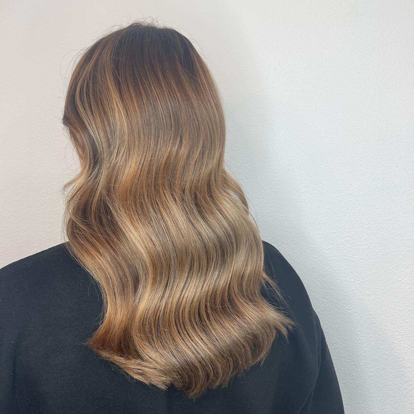 Na: caramel balayage in golven, van achteren