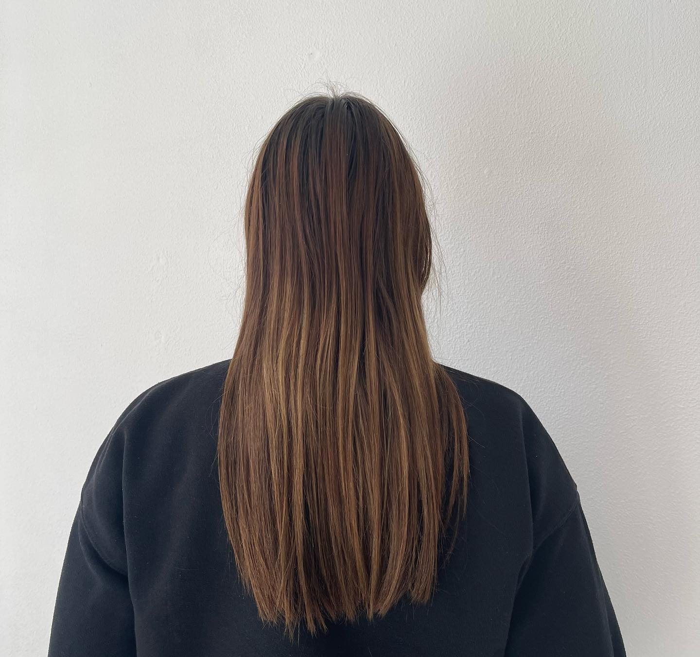 Voor: steil bruin haar tot over de schouders, van achteren