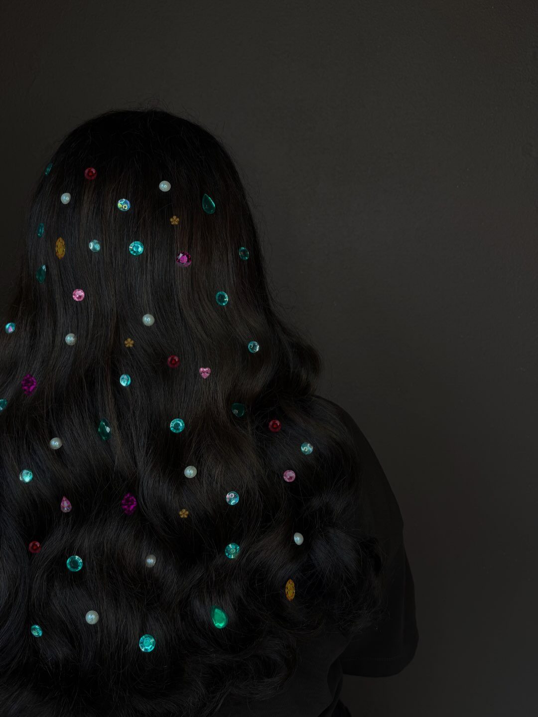 Lang donker haar met gekleurde steentjes